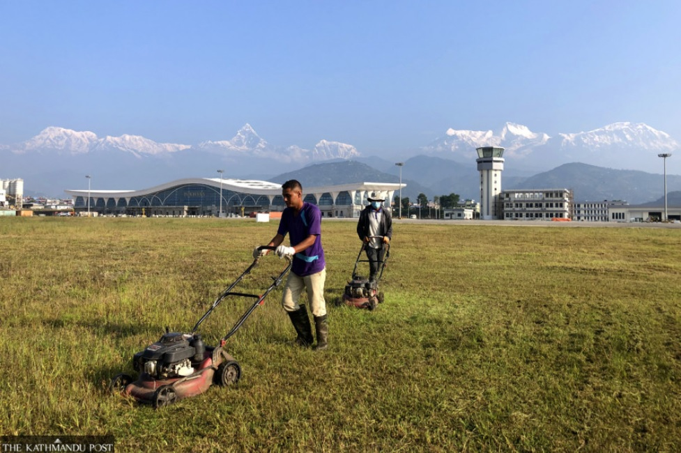 Aeroport Pokhara tonte pelouse